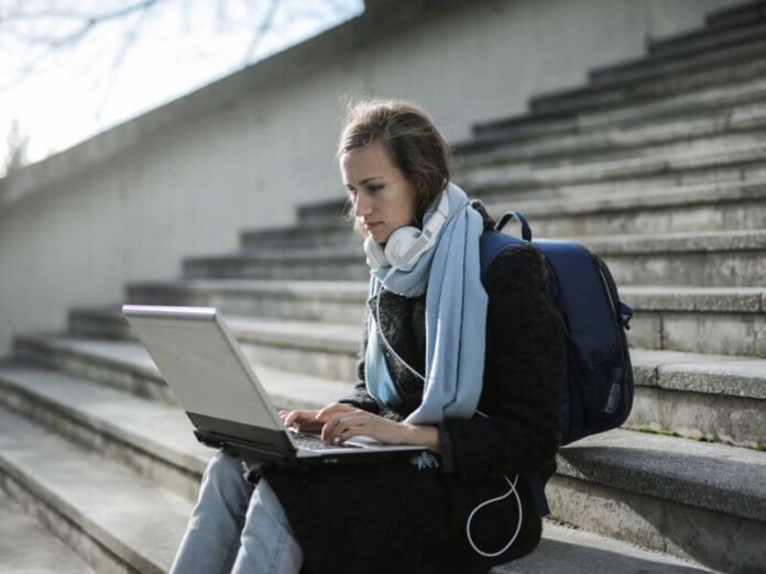 A Career Built on Connection: Choosing the Right Online Social Work Degree